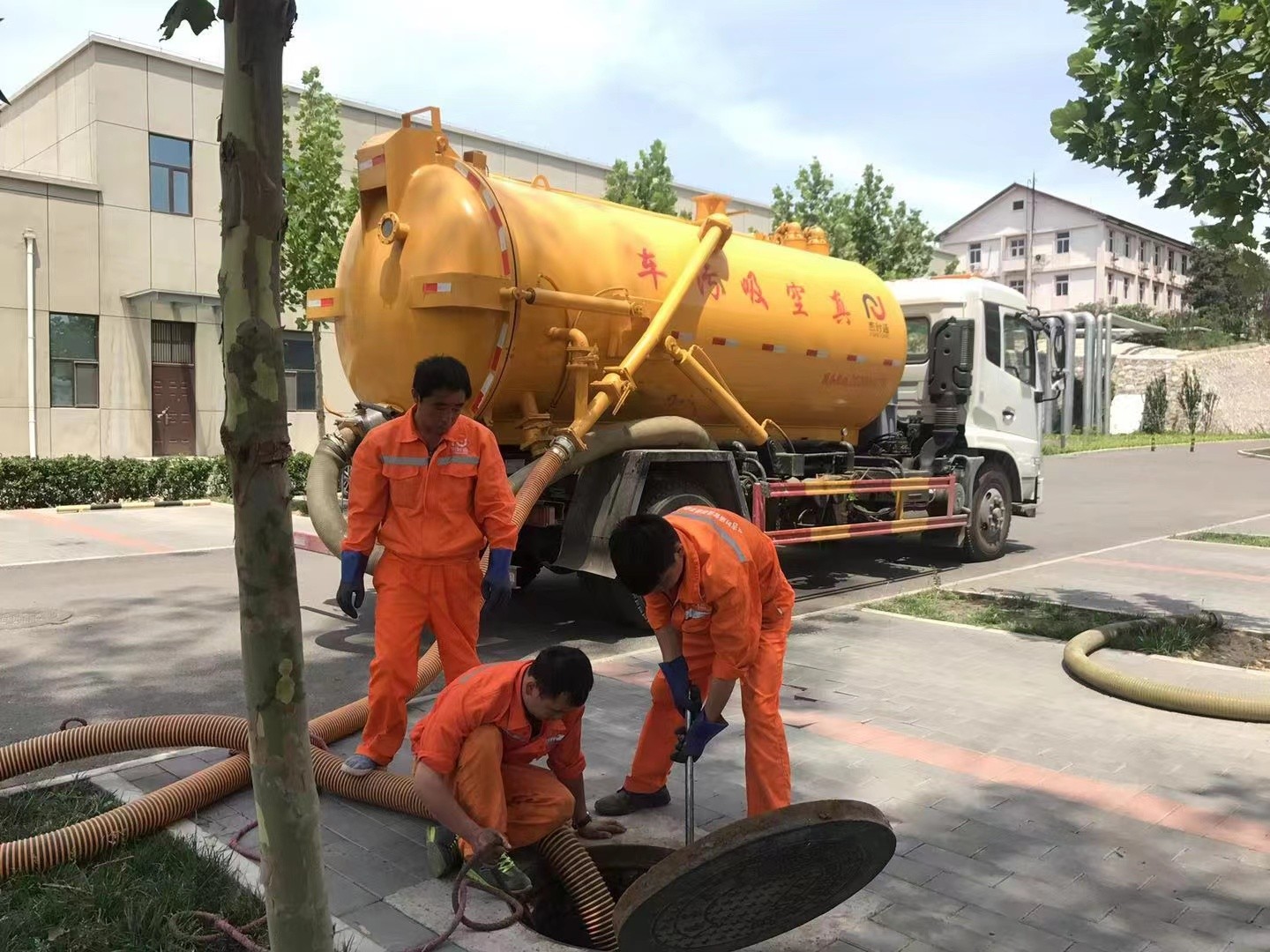 武汉管道疏通车停在窨井附近