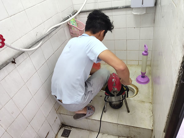 武汉肥皂掉到马桶里把马桶堵住了怎么办？马桶堵住了怎么办