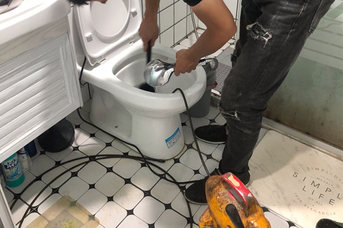 武汉马桶堵塞自己疏通还是找师傅?专业上门服务让你省时更省心